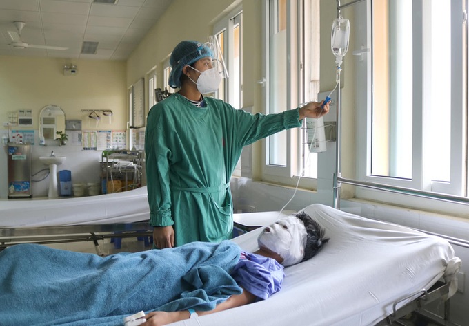 Bệnh nhi đang được bác sĩ theo dõi tại bệnh viện.