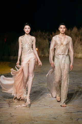 Show thời trang gặp mưa to, chồng Hoa hậu Khánh Vân có hành động gây chú ý - 10