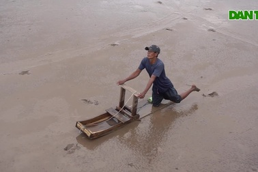 Người đàn ông mỗi ngày trượt cả trăm km, tay không bắt cá