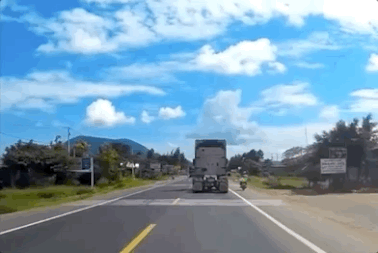 Tổng hợp những pha vượt ẩu kinh hoàng của xe khách