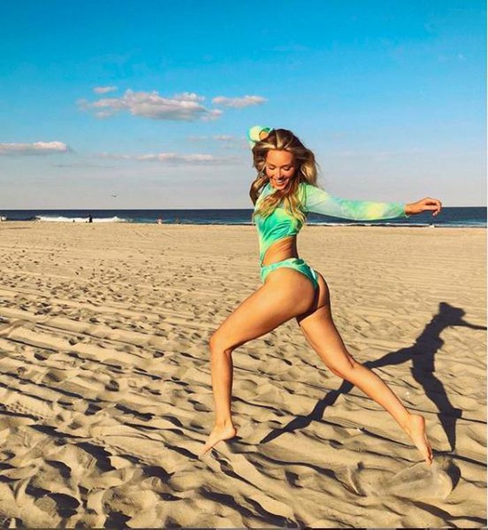 MC người Mỹ đẹp bốc lửa khi làm người mẫu áo tắm - 7