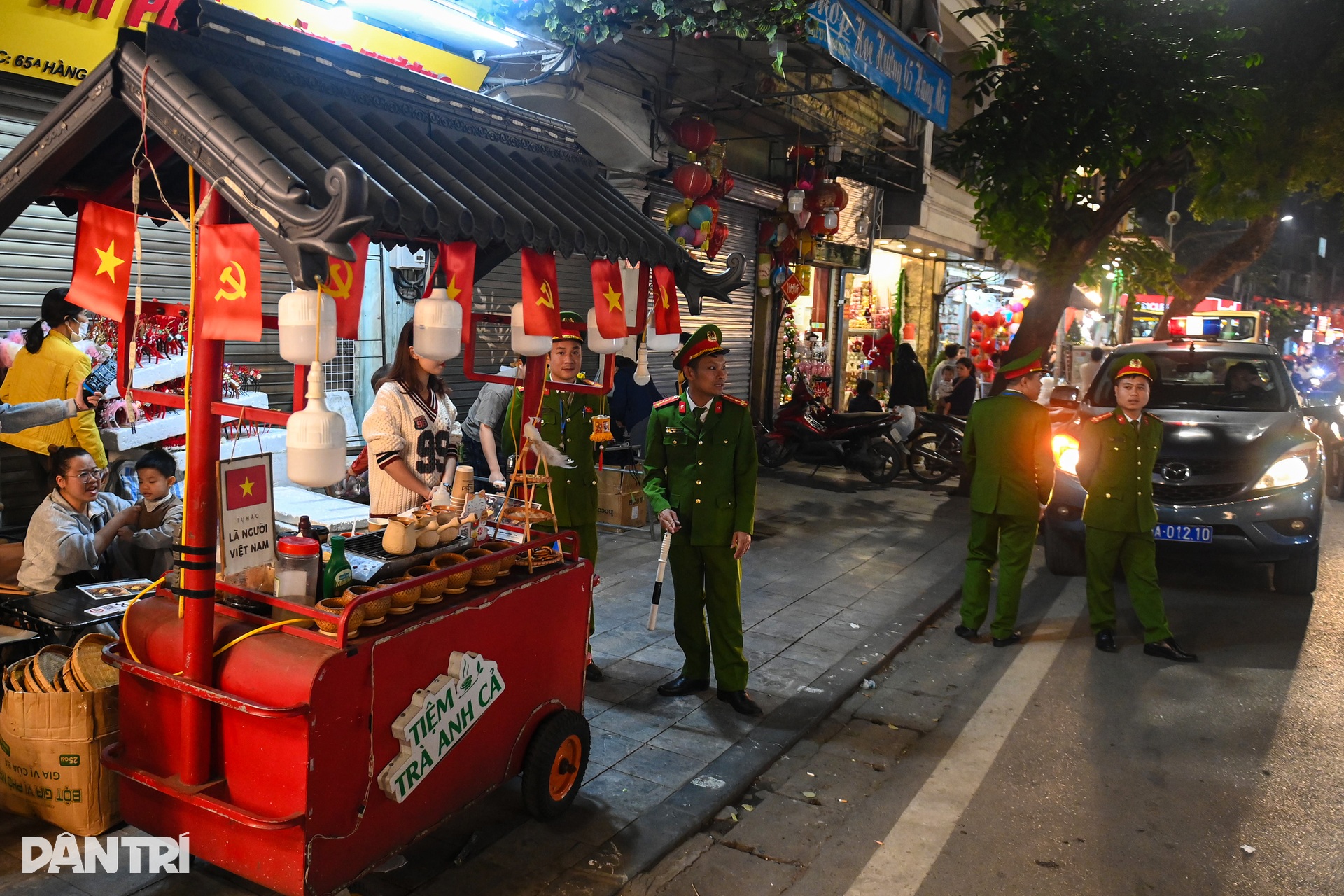 Xuyên đêm tháo mái che, mái vẩy và dọn dẹp vỉa hè trên phố Hàng Mã - 15