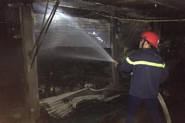 "Bà hỏa" thiêu rụi cả dãy ki ốt trong chợ