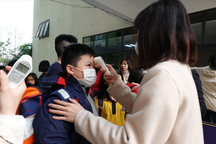 Ứng phó Virus Corona: Canh cổng trường đo thân nhiệt từng học sinh, phụ huynh