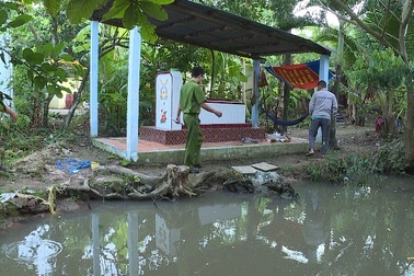 Nghi án em đâm chết anh ruột rồi bỏ trốn