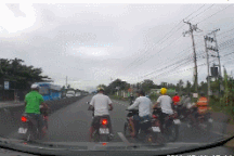 Các thanh niên dàn hàng, ngang nhiên đua xe máy ngay trên quốc lộ