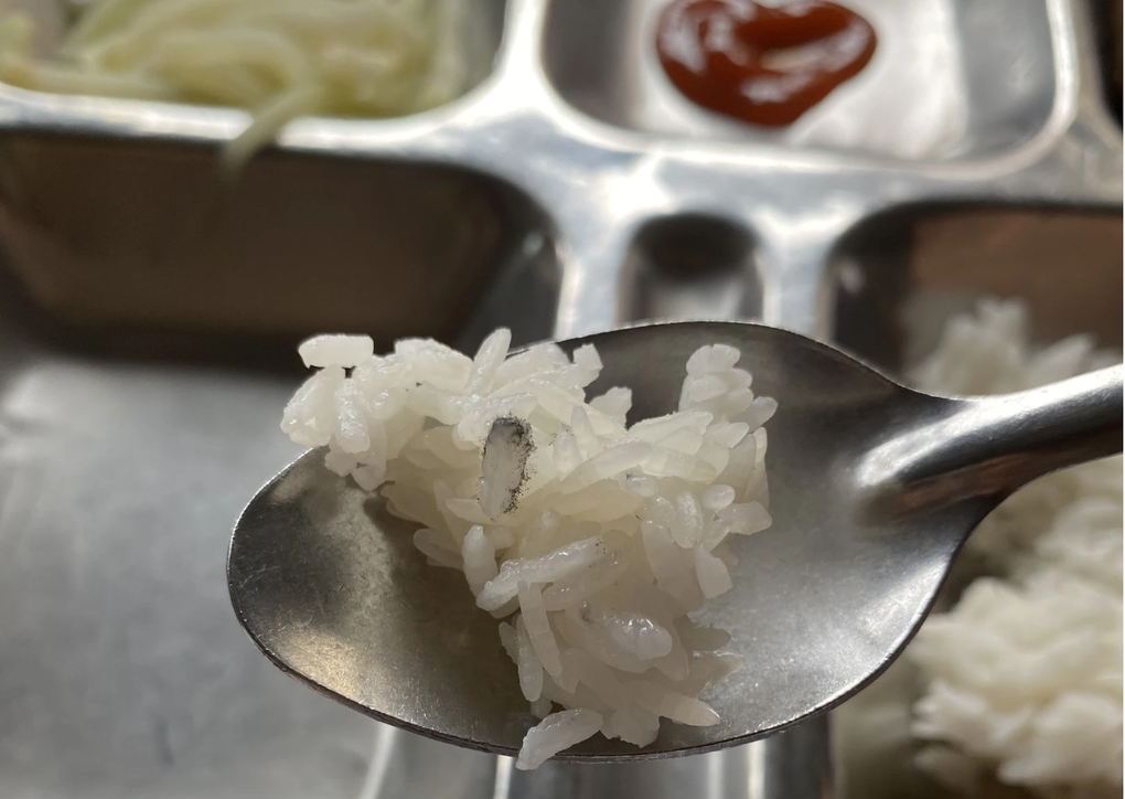 Cơm bán trú bị mốc đen, phụ huynh đợi cả tuần chưa biết nguyên nhân - 2 Cơm bán trú bị mốc đen, phụ huynh đợi cả tuần chưa biết nguyên nhân - 2