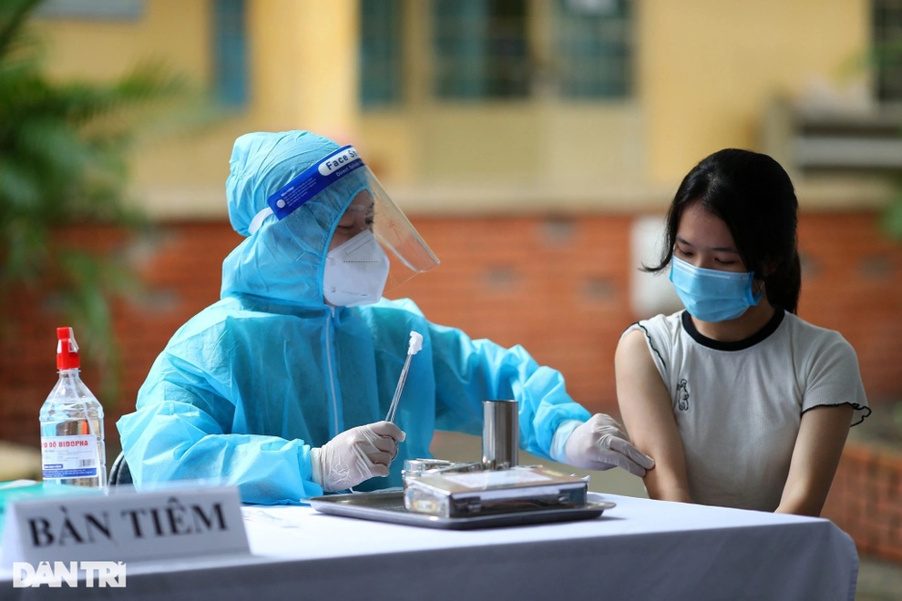 Phụ huynh lo lắng con bị phản ứng phụ ra sao khi tiêm vaccine phòng Covid? - 1 Phụ huynh lo lắng con bị phản ứng phụ ra sao khi tiêm vaccine phòng Covid? - 1