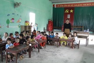 Hàng trăm học sinh học tạm hội trường thôn: Sẽ xây dựng nhà vệ sinh trước