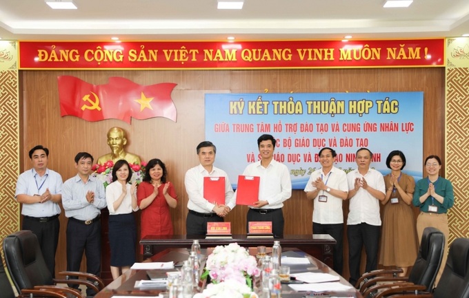 Ông Bùi Văn Linh và Giám đốc Sở GD&ĐT Ninh Bình Phan Thế Công ký kết thỏa thuận hợp tác buổi chiều 26/5.