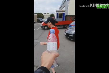 Sao Việt bật nắp chai bằng chân