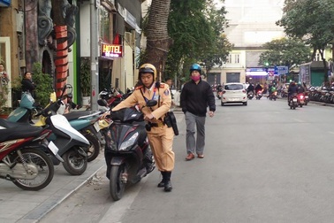 Hà Nội: Xử lý nhiều trường hợp "tranh thủ" đi xe ngược chiều