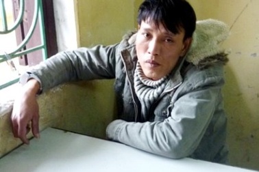 Con nghiện đâm kim tiêm dính máu vào chiến sĩ công an