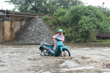 Hà Nội: Đường phố bị "chặt đứt" do mưa lớn