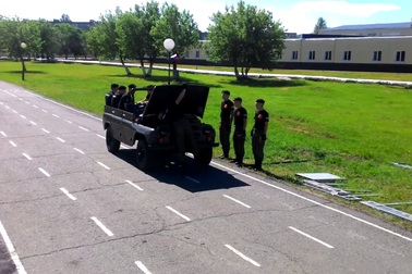 Học viên sĩ quan Nga tháo lắp xe chỉ trong 4 phút