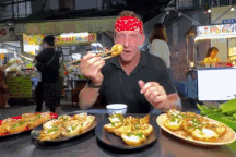 Du khách Mỹ "ăn sạch" no căng bụng ở chợ Hồ Thị Kỷ chưa hết 1 triệu đồng