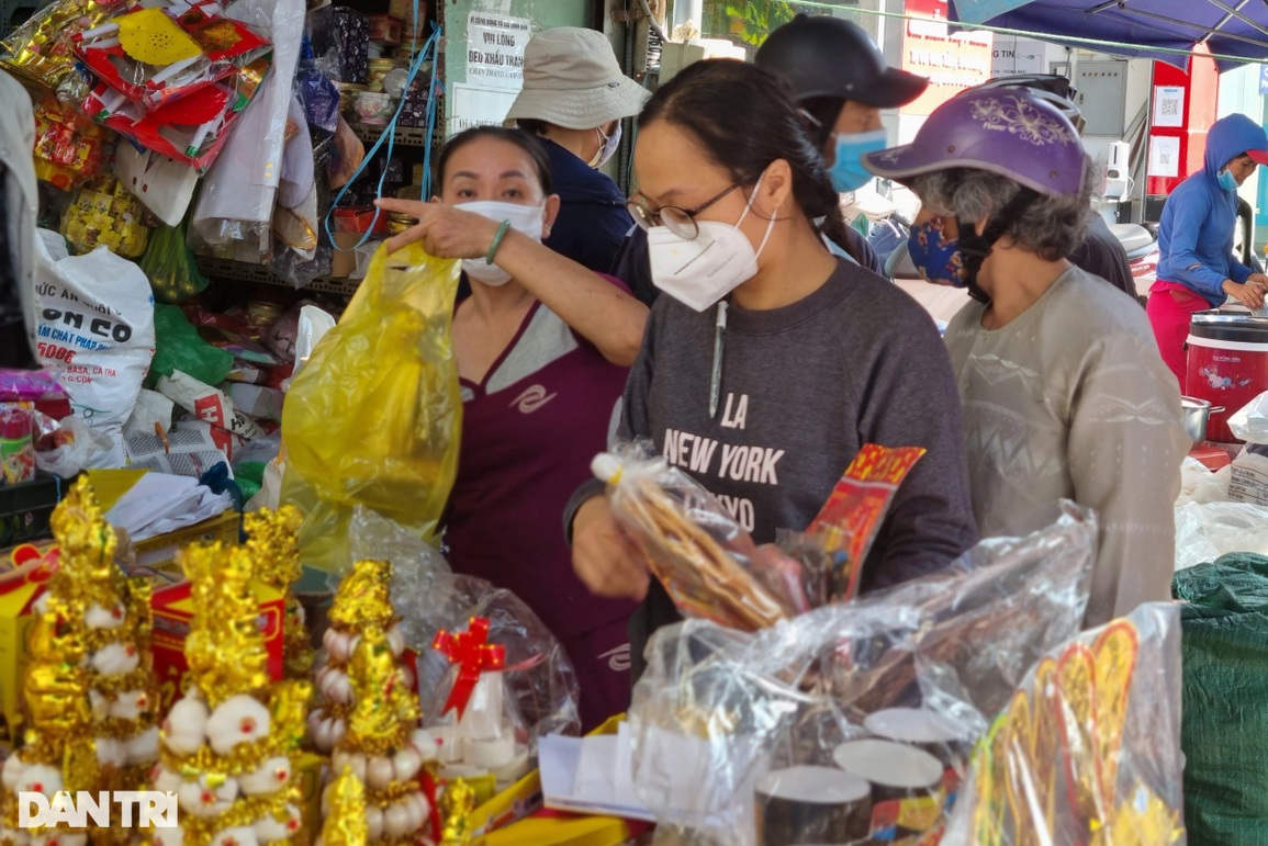 Người Đà Nẵng nhộn nhịp sắm đồ cúng tiễn ông Táo về trời - 4 Người Đà Nẵng nhộn nhịp sắm đồ cúng tiễn ông Táo về trời - 4