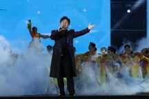 Tùng Dương và 10.000 người hát "Viết tiếp câu chuyện hoà bình" gây xúc động