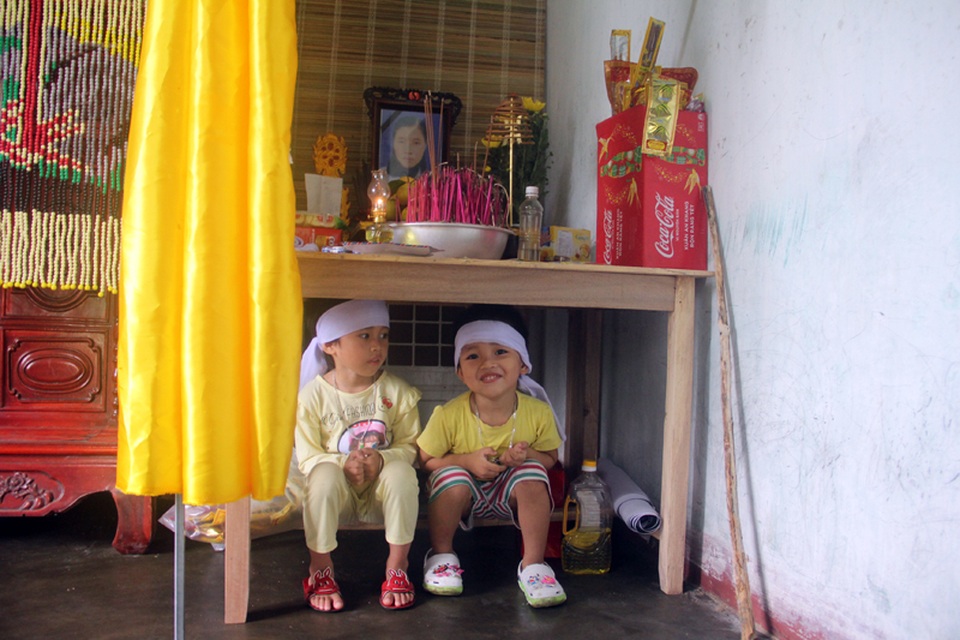 Đau đớn cảnh 2 bé thơ mất mẹ, xa vắng tình cảm người cha! - 4 Đau đớn cảnh 2 bé thơ mất mẹ, xa vắng tình cảm người cha! - 4