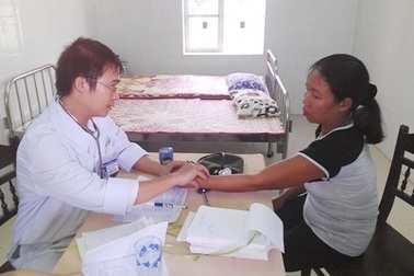 Khám bệnh miễn phí cho hàng trăm dân nghèo