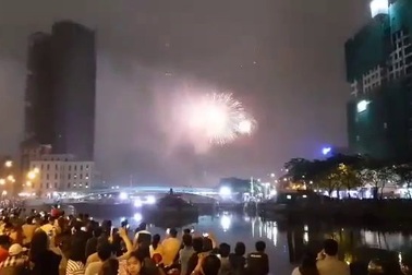 Niềm hân hoan khi những bông pháo hoa nở bừng, sáng rực bầu trời