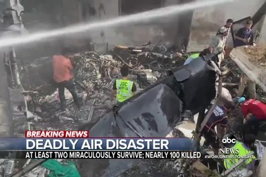 Lực lượng cứu hộ tìm kiếm thi thể nạn nhân trong vụ máy bay rơi