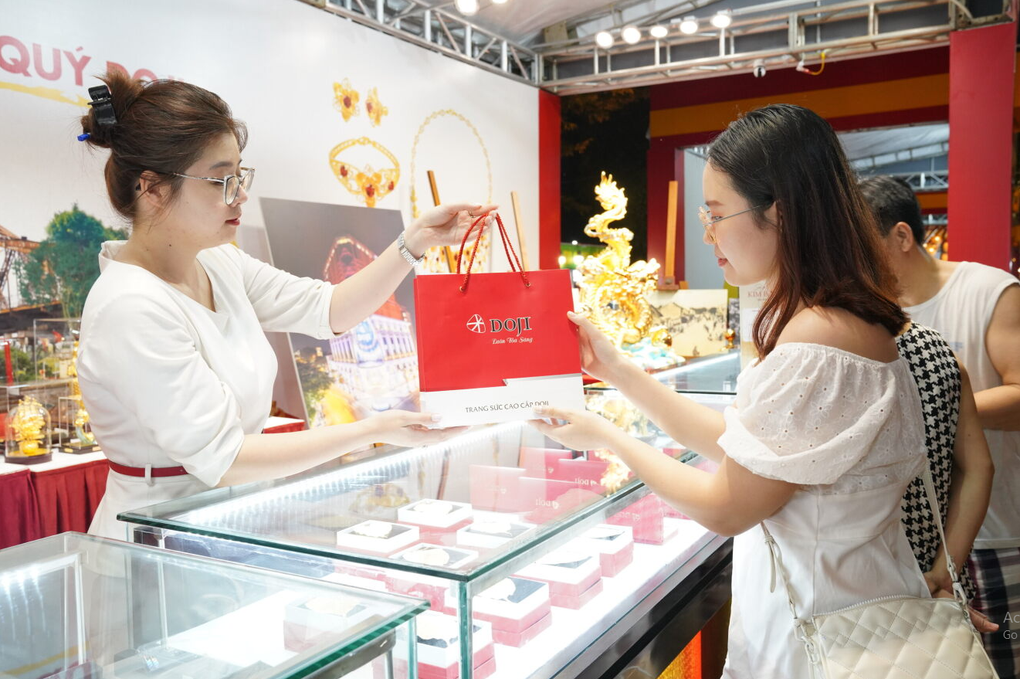 Trang sức và quà tặng vàng DOJI hút du khách tại Lễ hội quà tặng du lịch Hà Nội 2023 - 3 Trang sức và quà tặng vàng DOJI hút du khách tại Lễ hội quà tặng du lịch Hà Nội 2023 - 3