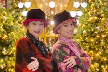 Ca sĩ Hà Phương đưa Thu Tuyết đi đón năm mới bằng máy bay riêng