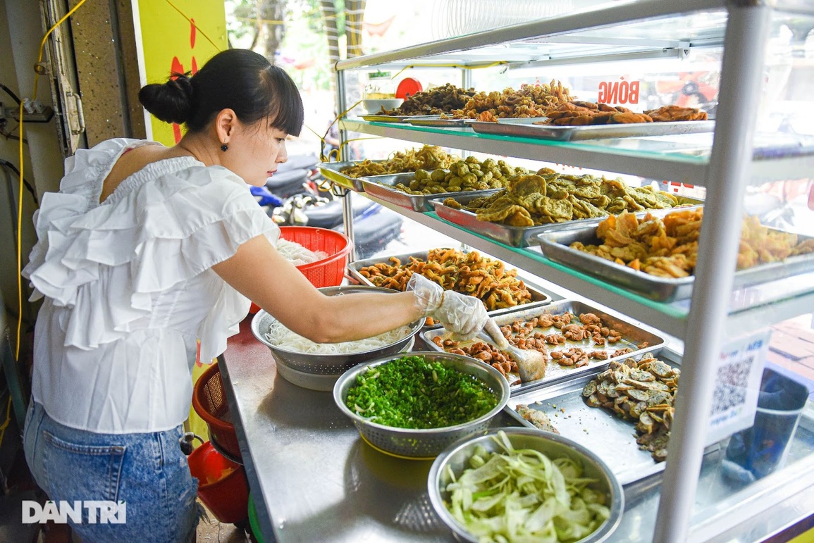 Quán bún cá cay ngày bán 1.300 bát, dùng cả tạ nguyên liệu ở Hải Phòng - 5 Quán bún cá cay ngày bán 1.300 bát, dùng cả tạ nguyên liệu ở Hải Phòng - 5