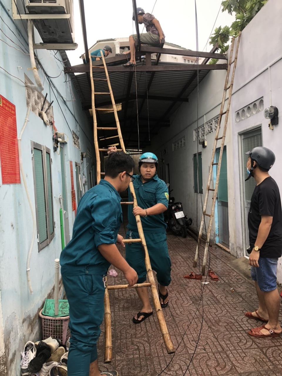 Mưa giông làm tốc mái, xiêu vẹo 17 căn nhà, bật gốc nhiều cây xanh - 13 Mưa giông làm tốc mái, xiêu vẹo 17 căn nhà, bật gốc nhiều cây xanh - 13