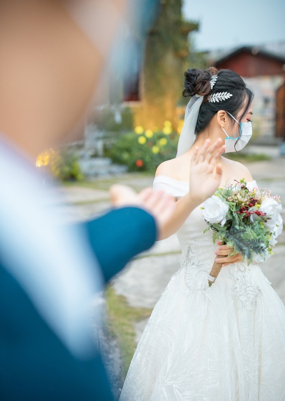 Dịch corona bùng phát, bộ ảnh cưới cô dâu chú rể đeo khẩu trang gây “sốt” mạng - 4 Dịch corona bùng phát, bộ ảnh cưới cô dâu chú rể đeo khẩu trang gây “sốt” mạng - 4