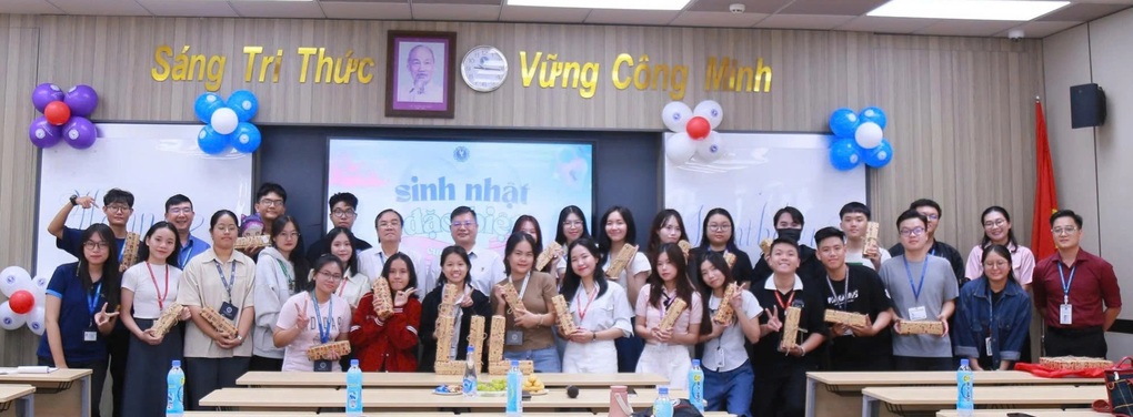 ม.จัดใหญ่ จัดงานวันเกิดพิเศษ มอบของขวัญให้นิสิต - 2 Đại học chơi lớn, tổ chức sinh nhật đặc biệt, tặng quà cho sinh viên - 2