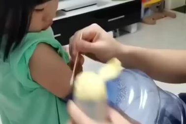 Bật cười với "sự cố bất ngờ" của bé gái vì nghịch ngợm