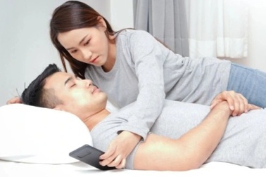 Lén đọc tin nhắn chồng gửi gái lạ, tôi choáng váng vì lời bịa đặt của anh