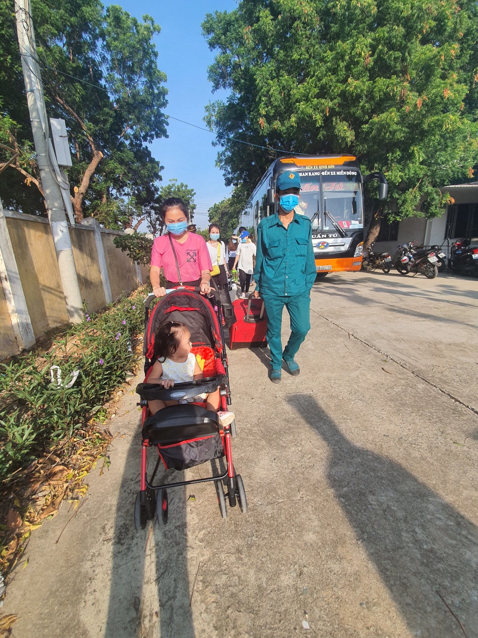 Niềm vui ngày đoàn tụ gia đình của 232 công dân về từ Malaysia - 5 Niềm vui ngày đoàn tụ gia đình của 232 công dân về từ Malaysia - 5