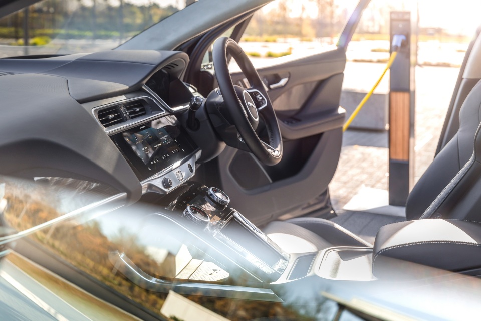 Jaguar I-Pace thông minh hơn, sạc điện nhanh hơn - 7 Jaguar I-Pace thông minh hơn, sạc điện nhanh hơn - 7