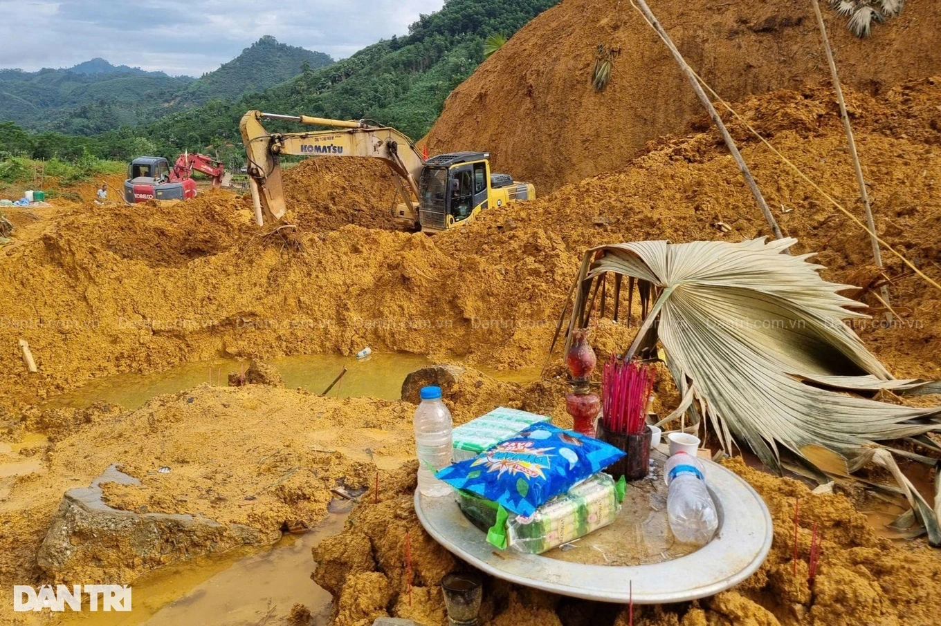 Bàn thờ tạm cho anh Dược được người nhà dựng tại hiện trường vụ sạt lở (Ảnh: Trung Nam).