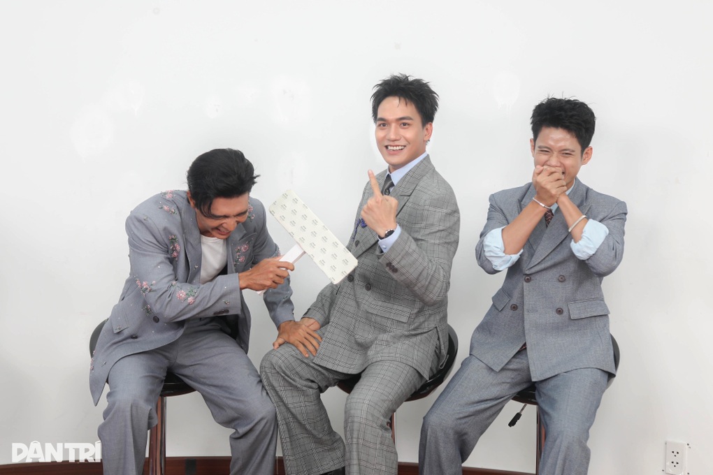 Cảnh hài hước bị cắt ở Mưa đỏ: Anh Tạ thẫn thờ, đạo diễn phản ứng ra sao? - 1 Cảnh hài hước bị cắt ở Mưa đỏ: Anh Tạ thẫn thờ, đạo diễn phản ứng ra sao? - 1