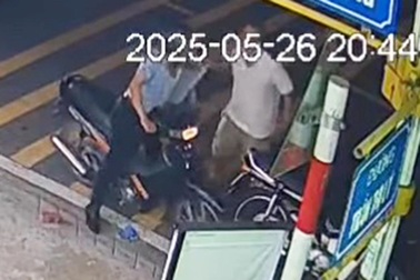 Thầy giáo bị người đàn ông chặn xe, tấn công bằng gạch