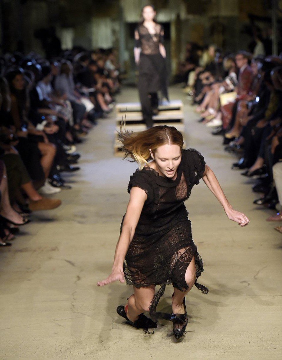 1001 kiểu... vồ ếch của các chân dài trên sàn catwalk - 5 1001 kiểu... vồ ếch của các chân dài trên sàn catwalk - 5