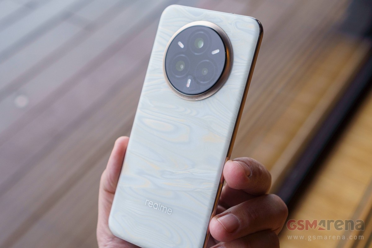 Hands-on with the first phone with a back that changes color according to the weather - 3 Trên tay điện thoại đầu tiên có mặt lưng tự đổi màu theo thời tiết - 3