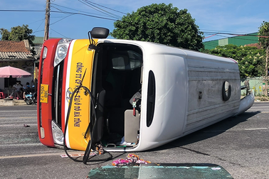 Xe buýt lật nghiêng sau cú va chạm xe container, nhiều người bị thương