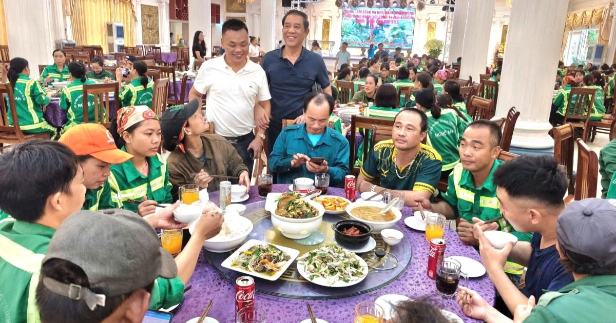 Vợ chồng chủ nhà hàng nấu hàng trăm suất cơm tiếp sức công nhân môi trường