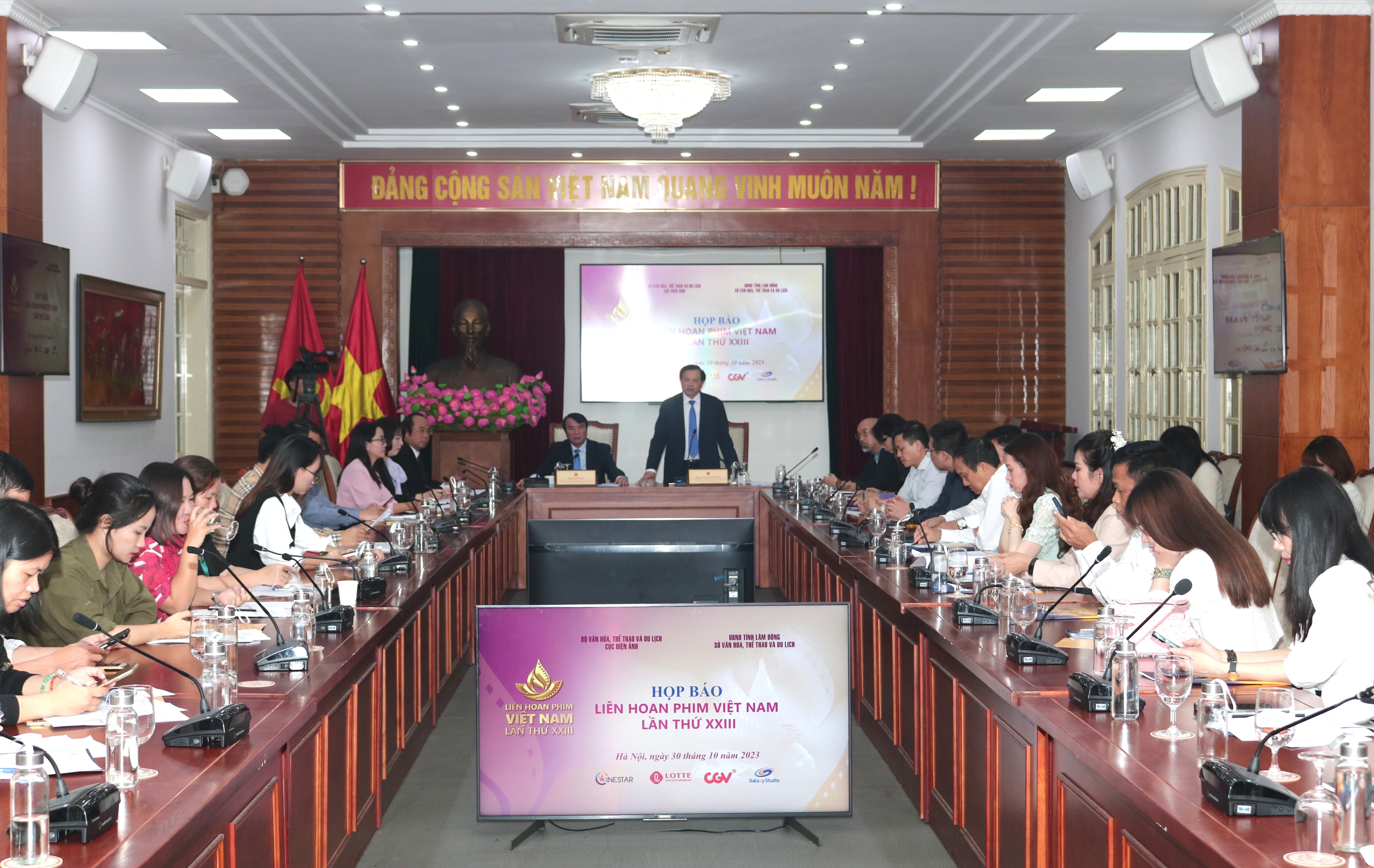 Southern Forest Land ប្រជែងយករង្វាន់ Golden Lotus ចំពេលមានភាពចម្រូងចម្រាស - ២ Đất rừng phương Nam tranh giải Bông sen Vàng giữa ồn ào tranh cãi - 2