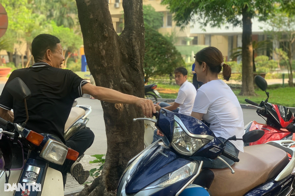 Thi lớp 10 chuyên Sư phạm, phụ huynh bỏ xe chạy theo con vào phòng thi - 4 Thi lớp 10 chuyên Sư phạm, phụ huynh bỏ xe chạy theo con vào phòng thi - 4