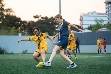 Tổng giám đốc USAID trải nghiệm ẩm thực, đá bóng với sinh viên Việt Nam