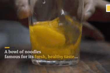 Món mì kỳ lạ như "bãi nôn" hút khách suốt hơn nửa thế kỷ