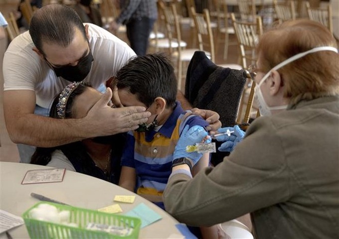 Nhân viên y tế tiêm vaccine phòng COVID-19 cho trẻ em tại San Antonio, Texas, Mỹ, ngày 9/1/2022. Ảnh: THX/TTXVN