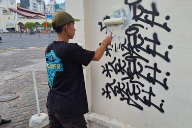 Bắt quả tang nam thanh niên xịt sơn vẽ bậy trước chợ Bến Thành