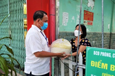 Cán bộ kéo xe ba gác đi từng ngõ, gõ cửa từng nhà trao gạo tới người dân